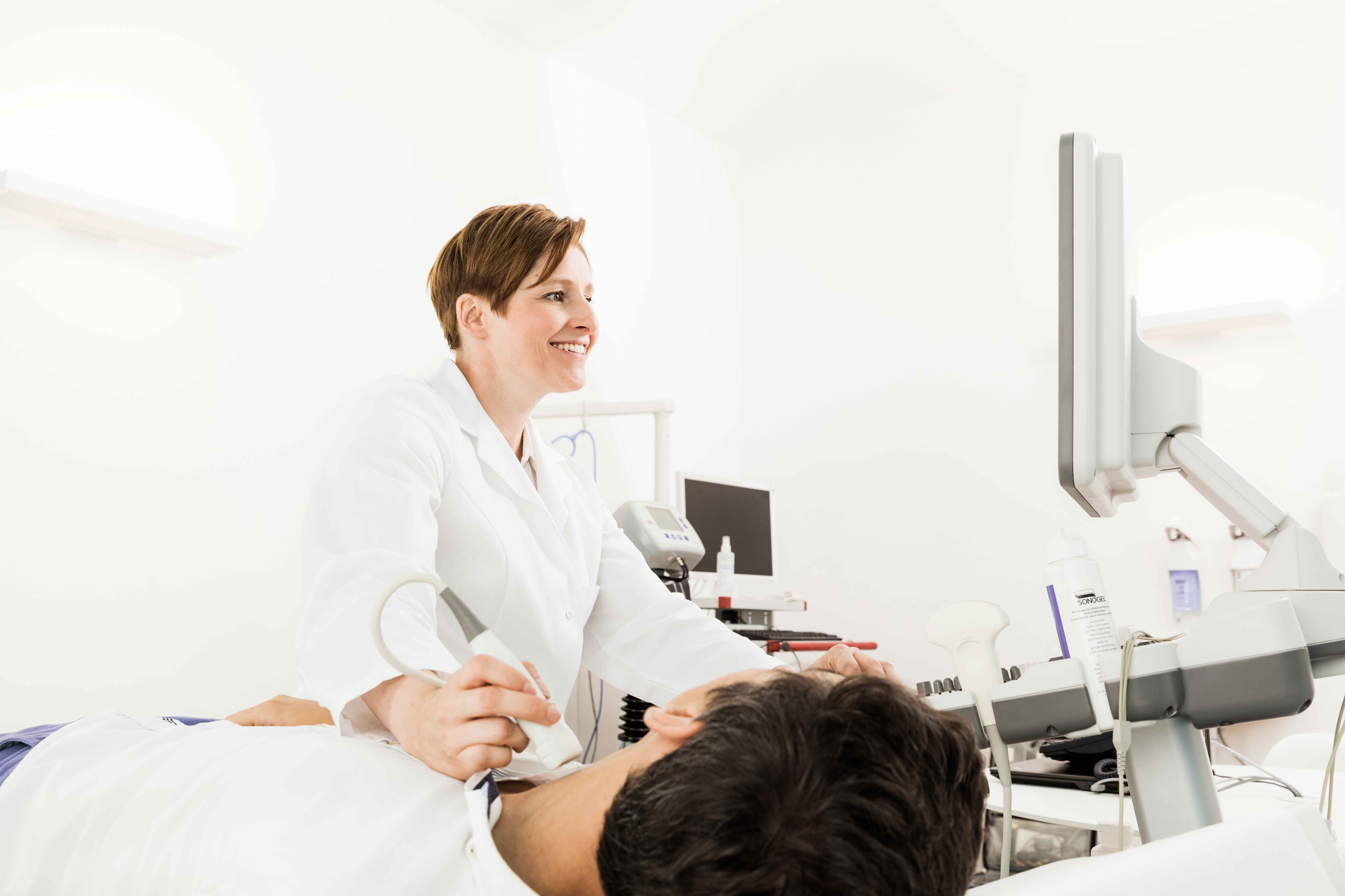 Dr. Manuela Kaus bei einer Ultraschalluntersuchung